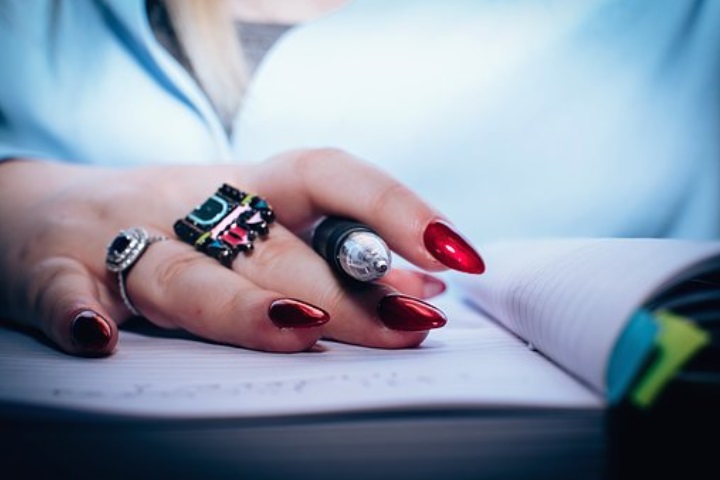 what color nail polish goes with my skin tone - nail polish for fair skin tone